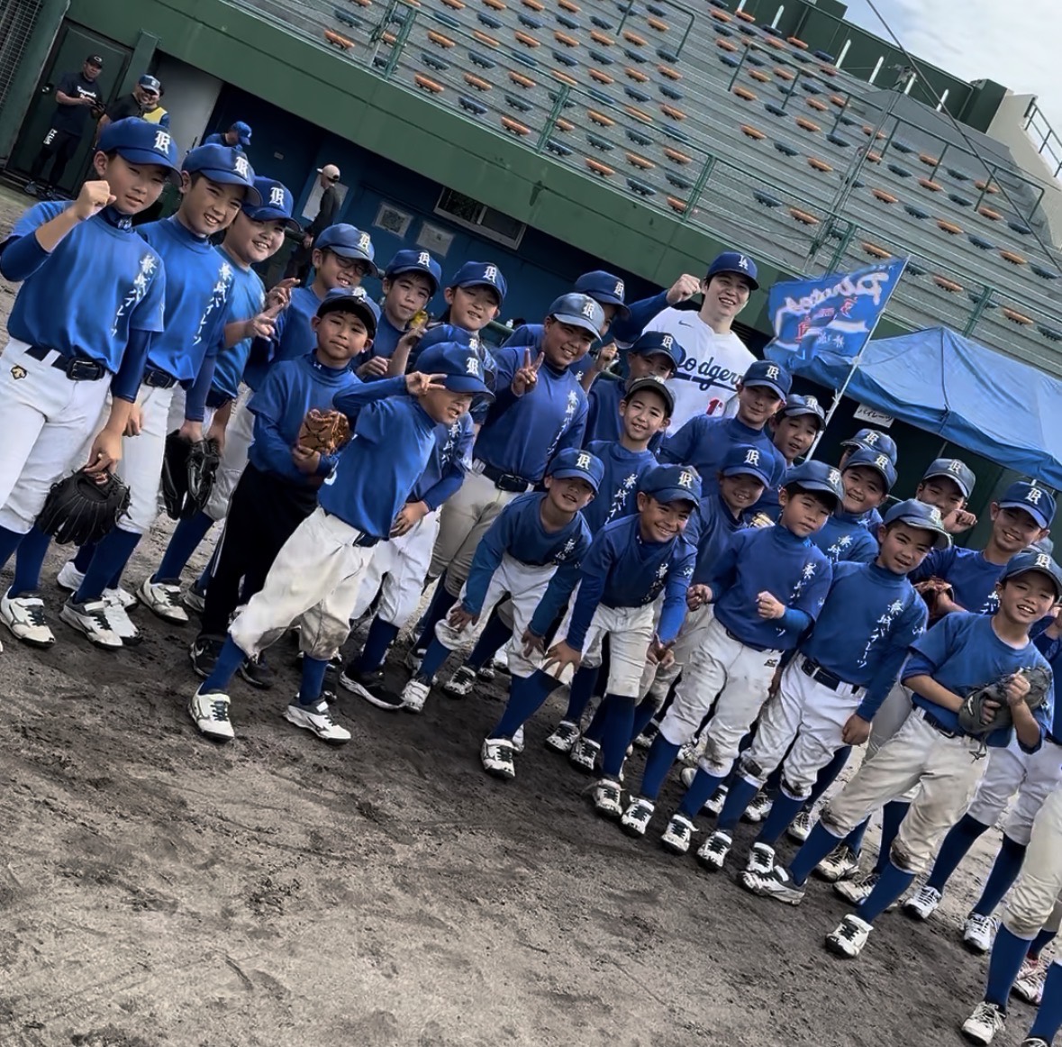 糸満市イベントで子どもたちと記念撮影する様子