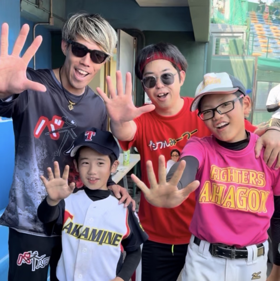 ものまねタレントとインフルエンサー、子どもたちの記念写真