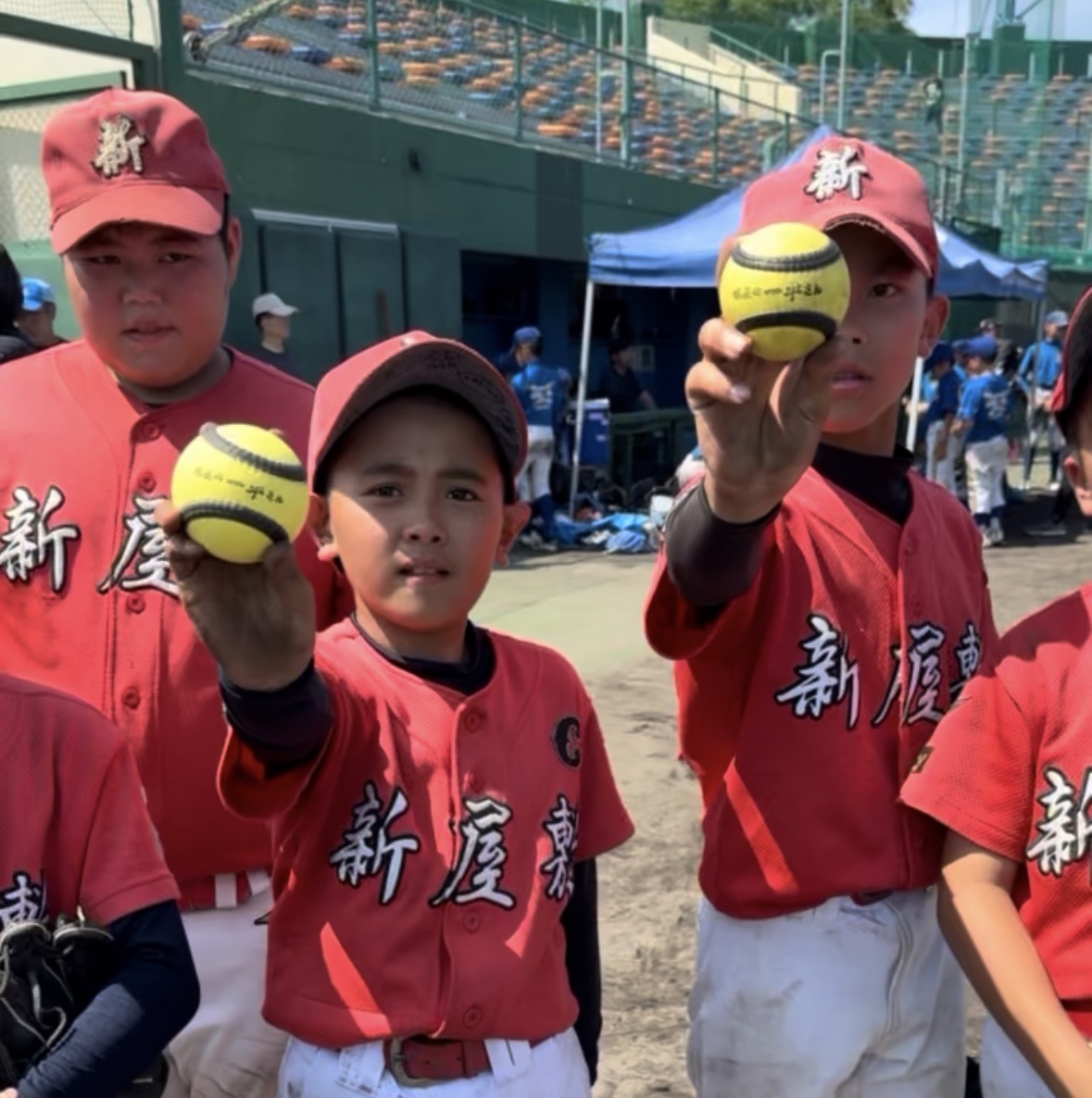 Baseball5ボールを持つ子どもたち