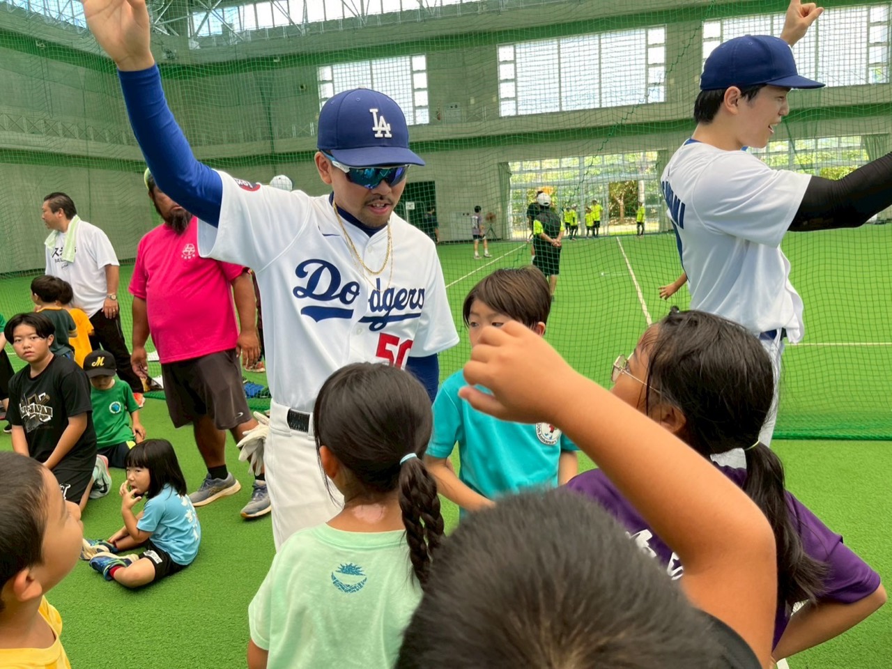 久米島イベントで子どもたちと交流する様子