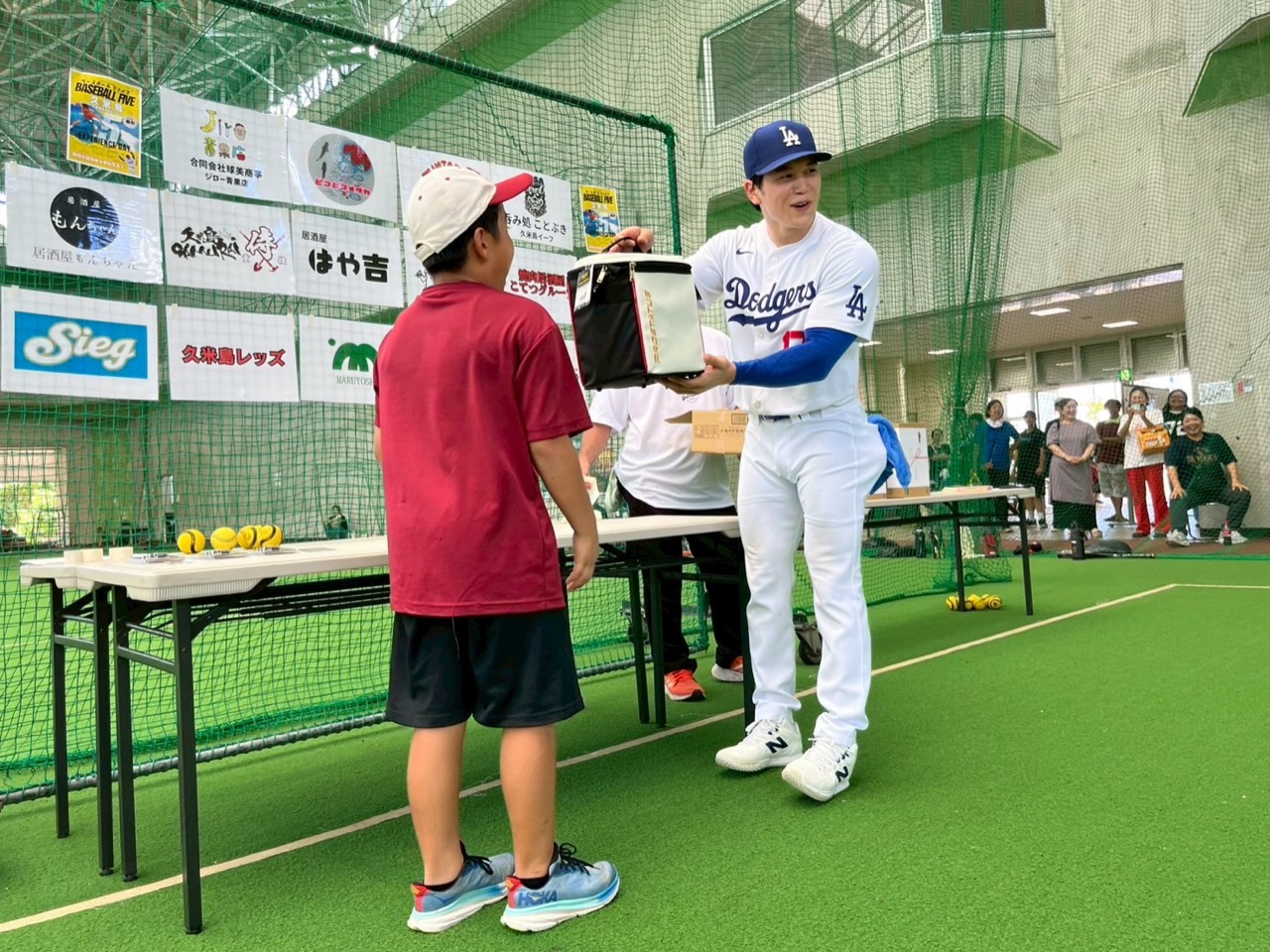 久米島イベントで景品を渡す様子