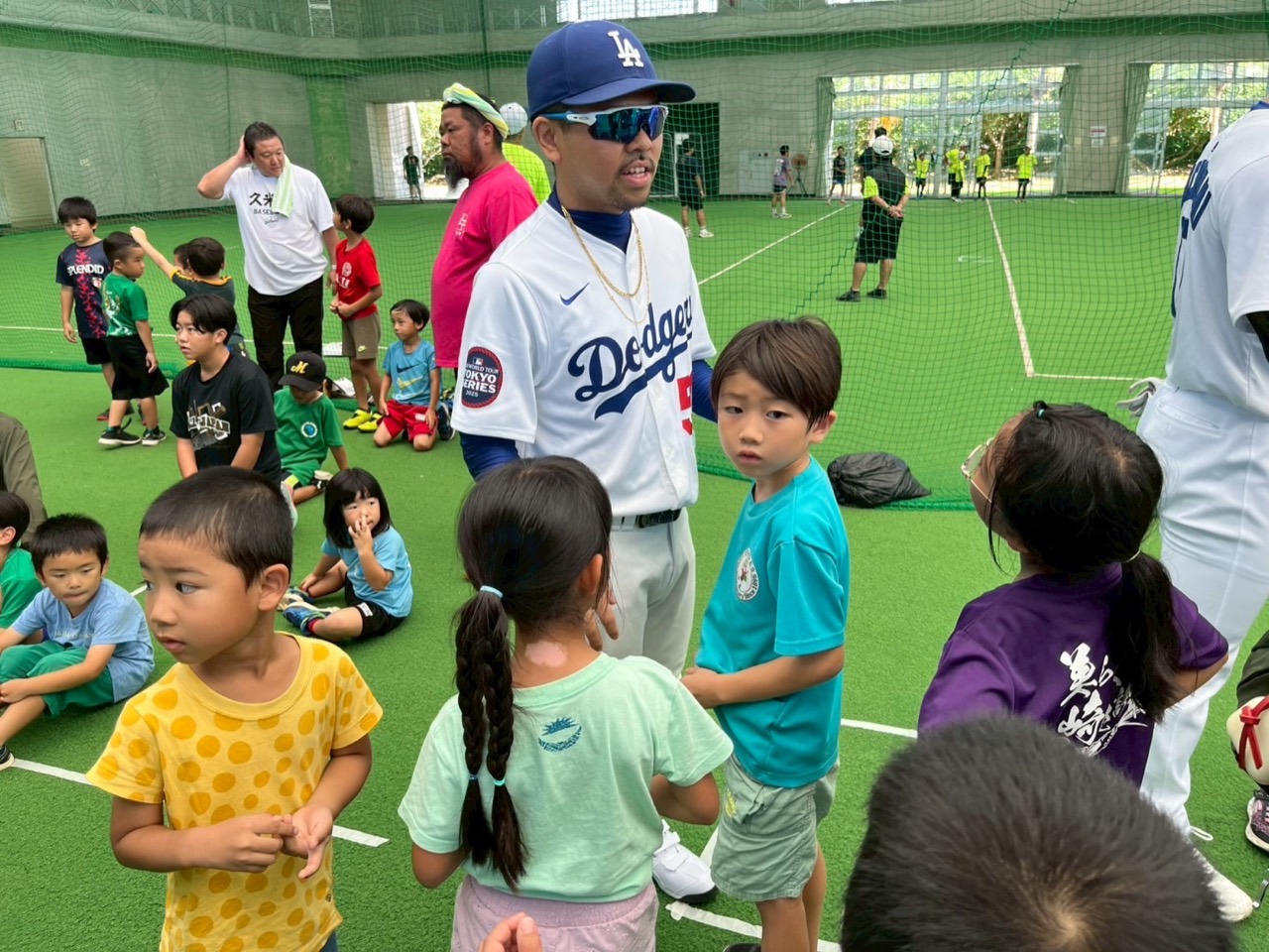 久米島イベントで子どもたちと話す様子