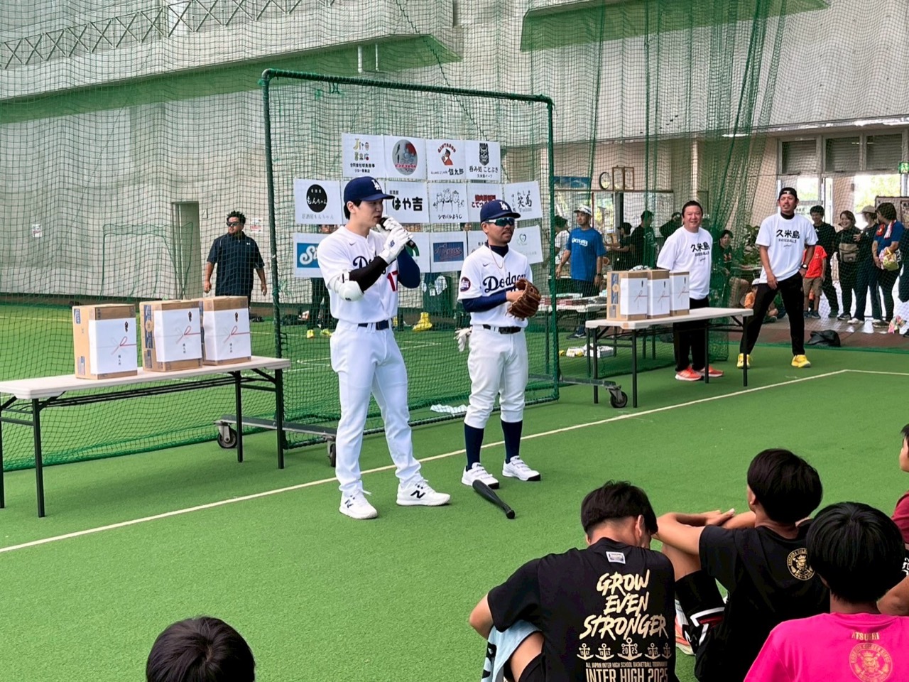 久米島イベントで子どもたちへ説明する様子