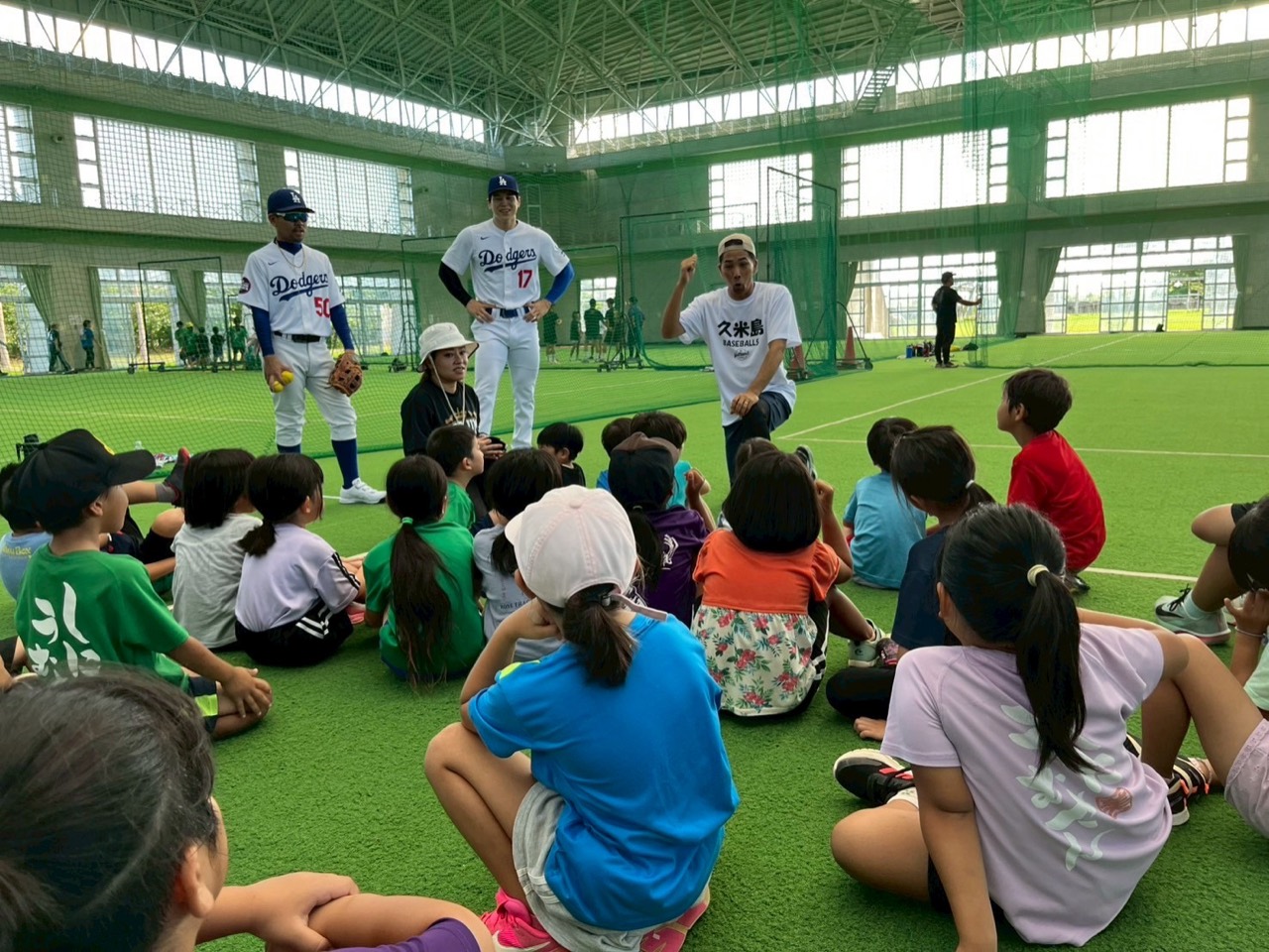 久米島イベントで座って説明を聞く子どもたち
