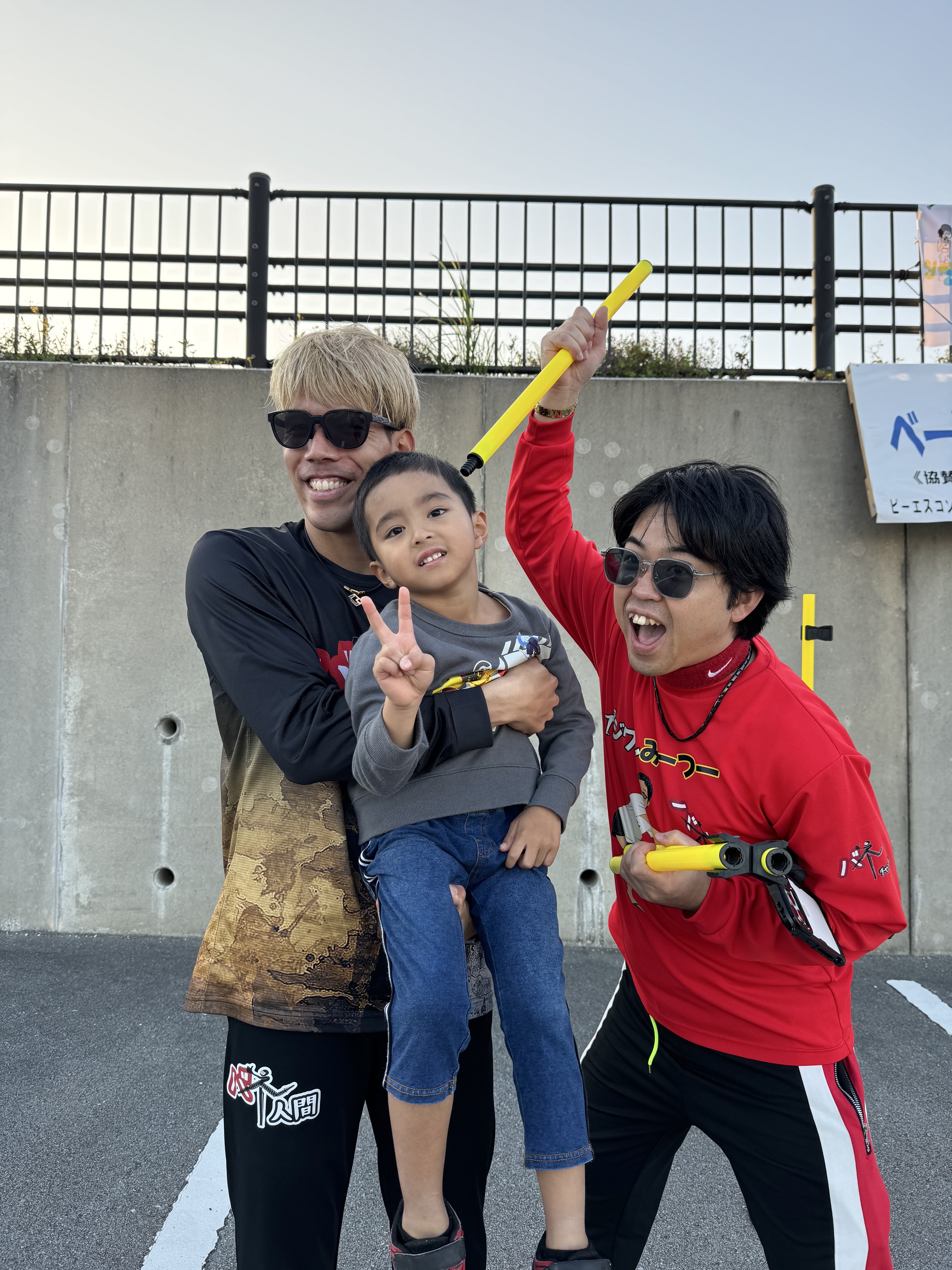 南城市イベントでゲストと記念撮影する様子