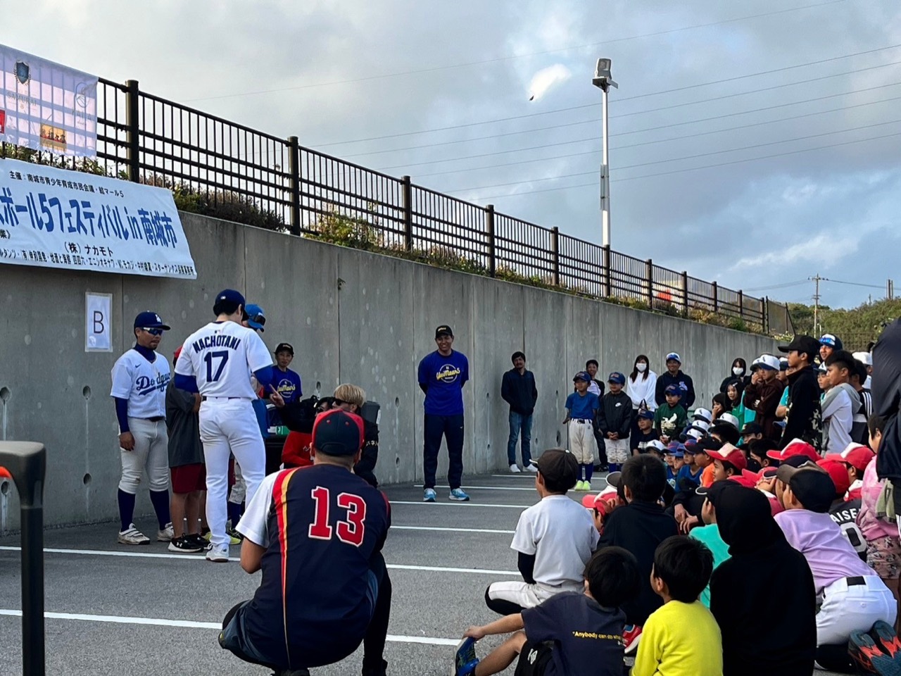 南城市イベントで参加者へ説明する様子