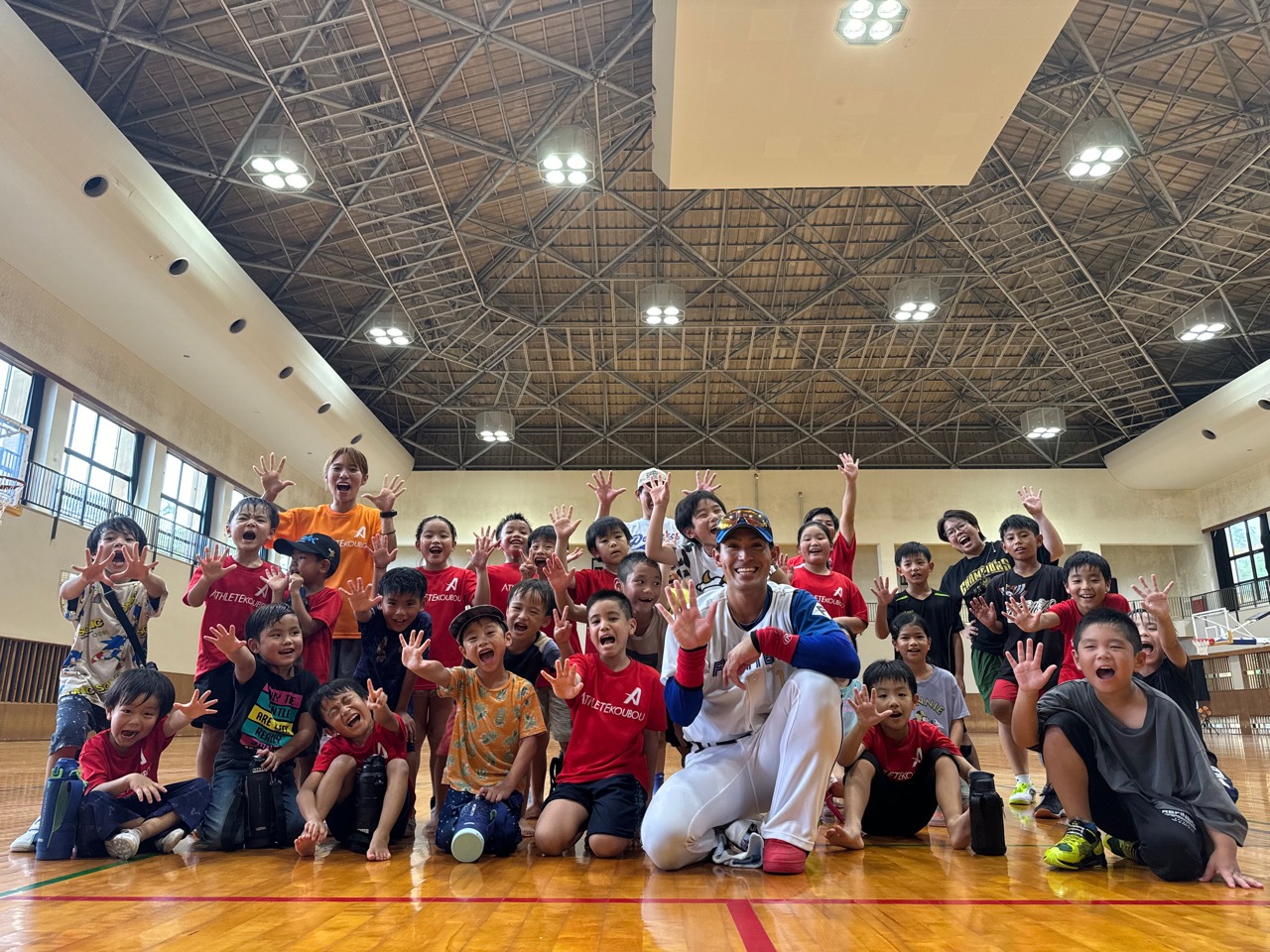 体育館で笑顔を見せる子どもたち